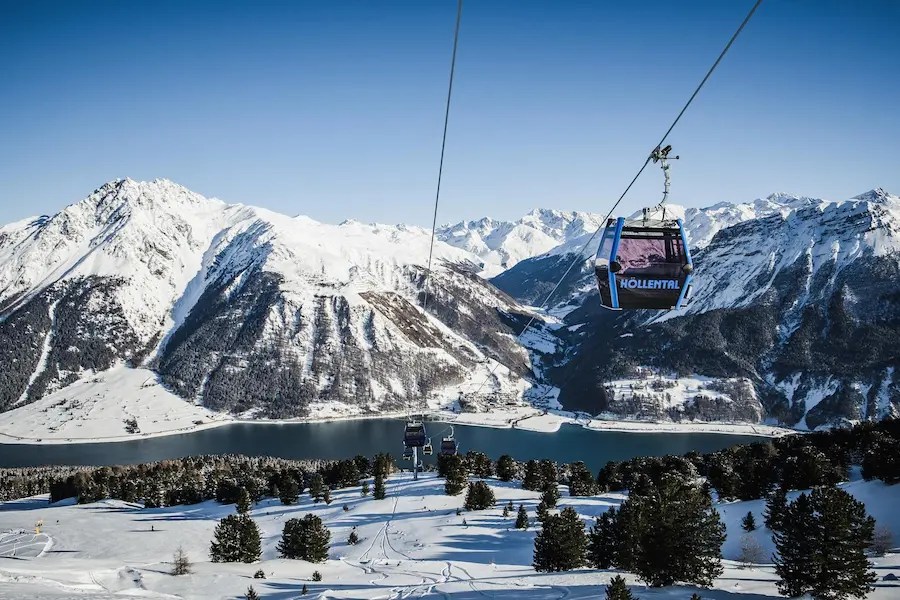 Vanaf de pistes in skigebied Schöneben-Haideralm heb je een prachtig uitzicht op de Reschensee. Als het meer is dichtgevroren, zijn er veel snowkiters te vinden. © Schöneben - Haideralm