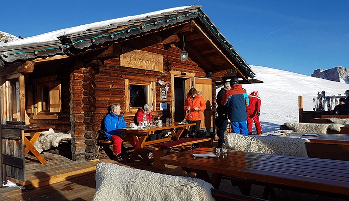 Overal op de pistes van de Col Raiser en de Seceda kom je gezellige pistenhutten tegen zoals de Corunu Hütte © SkigebiedenGids.nl