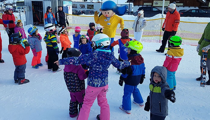 Elke skiles wordt aan het eind van de dag feestelijk afgelsloten in Siggi's Bambiniland in Galtür © SkigebiedenGids.nl