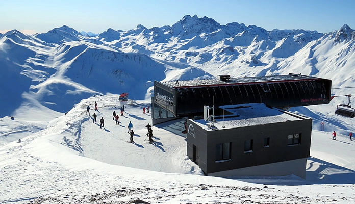 Het dalstation van de nieuwe Gampenbahn, waarvan hier het bergstation, wordt verwarmd met aardwarmte © SkigebiedenGids.nl