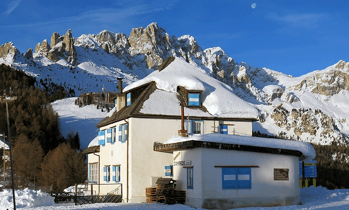 De Rosengarten-keten met de Rigugio Ciampedie in skigebied Vigo di Fassa © SkigebiedenGids.nl