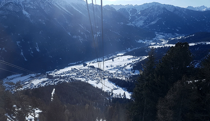 Vigo di Fassa gezien vanuit de cabinelift Ciampedie © SkigebiedenGids.nl