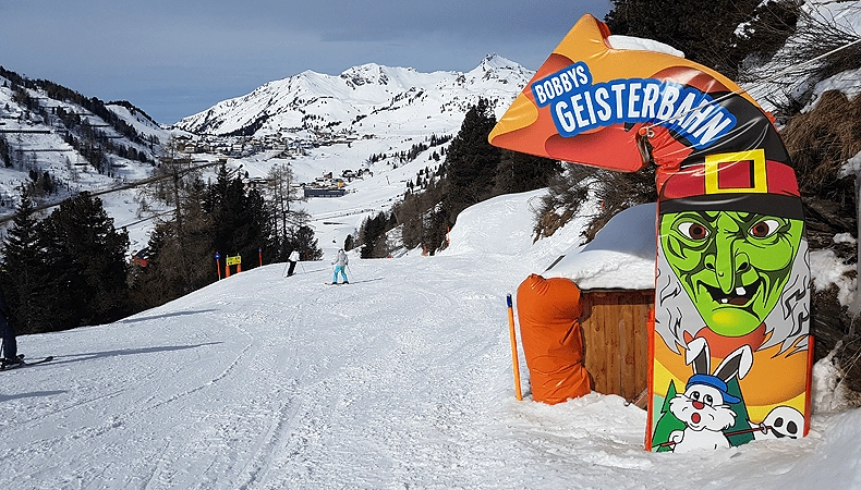 Het begin van de Geisterbahn, het spookhuis in het sprookjesbos naast piste 2B. © SkigebiedenGids.nl