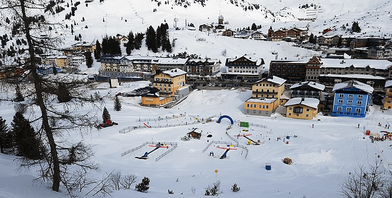 Obertauern telt zes skischolen die verspreid door het dorp liggen. Elke skischoon heeft z’n eigen Kinderland, zoals deze bij Sport Gloria. Daarnaast is er sinds 2019 bij de Schaidberglift een grote, gemeenschappelijke oefenweide, genaamd Bobby’s Kinderland en het Monsterpark. © SkigebiedenGids.nl.