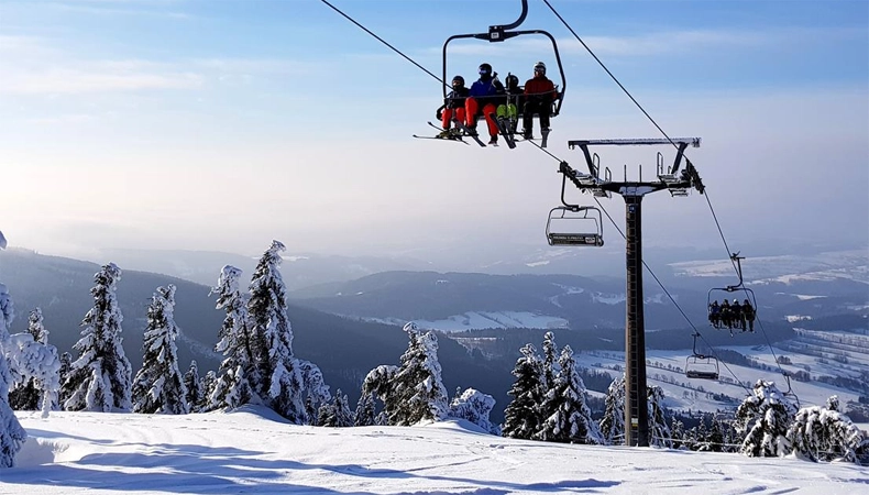Skigebied Rokytnice nad Jizerou in Tsjechië © Tomás Rucký
