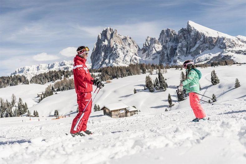 Op de brede, zonnige pistes van Ortisei in Zuid-Tirol kan iedereen prima uit de voeten. © Hannes Niederkofler (Cavallino Bianco Family Spa Grand Hotel)
