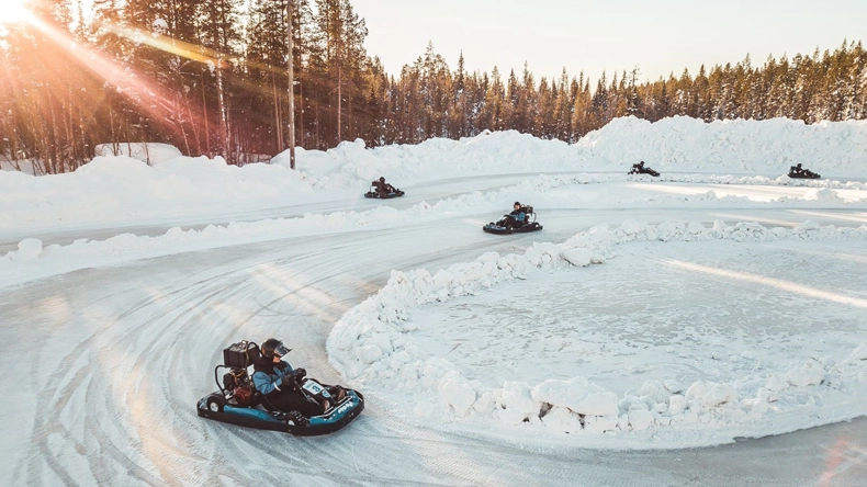 In Levi kun je de winter in Lapland op meer manieren beleven dan alleen op de skipistes. Bijvoorbeeld tijdens een rondje ijskarten. © Nordic