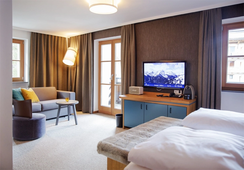 Het Valluga Hotel in het centrum van Sankt Anton am Arlberg is een knus boetiekhotel met 25 kamers. © Johanna Gunnberg / VALLUGA Hotel