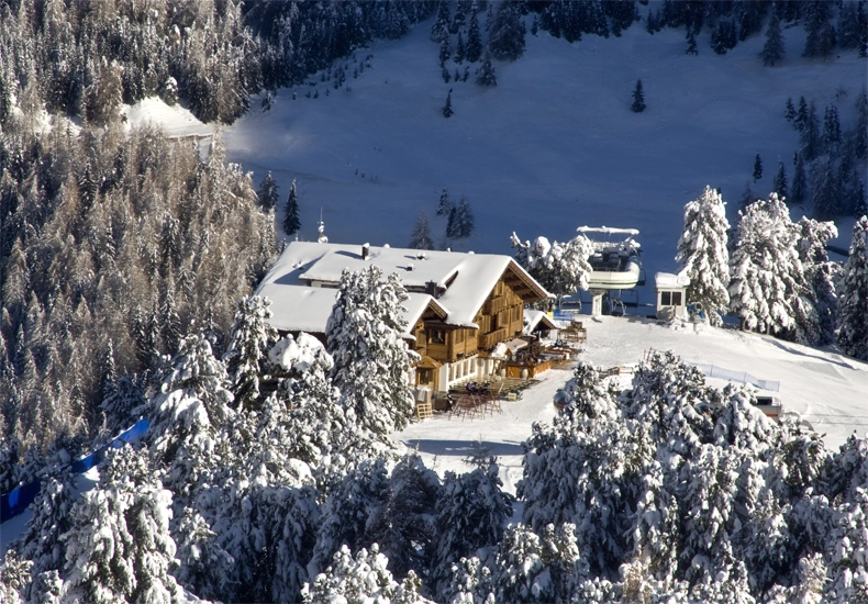 Pistenrestaurants in Val Gardena liggen vaak op prachtige locaties. Niet zo verwonderlijk als je bedenkt dat de Dolomieten op de Unesco Werelderfgoedlijst staan. © Val Gardena