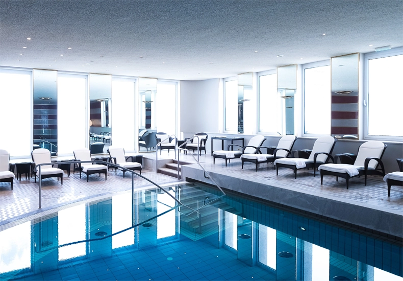 Het binnenbad van de Family Spa in het 5 sterren superior Hotel Zürserhof © Dominik Zimmermann / Hotel Zürserhof