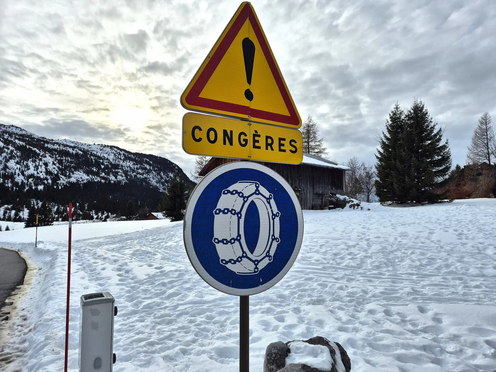 Pas op voor sneeuwhopen, zegt dit bord. In Frankrijk zijn winterbanden en sneeuwkettingen in de wintermaanden verplicht in de Jura en de Alpen. © Skigebiedengids.nl