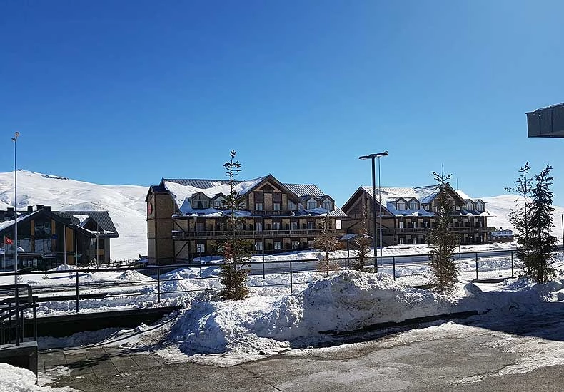 Het aanbod aan restaurants, sociale activiteiten en hotels in Erciyes moet de komende jaren worden uitgebreid. Naast het kantoor van de Kayseri Erciyes AS is al wel een moskee. © Skigebiedengids.nl