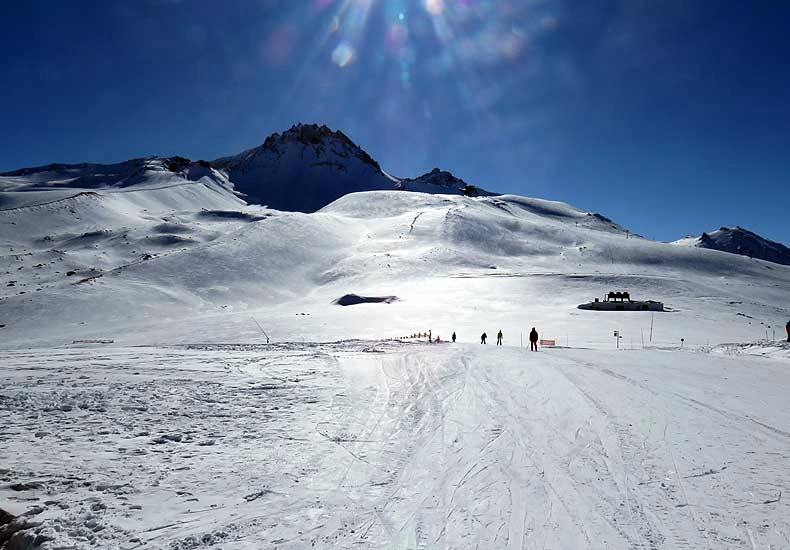 De skipistes in Erciyes liggen tussen de 2200 en 3400 meter. Om het van nature boomloze landschap wat aantrekkelijker te maken zijn 7 miljoen bomen aangeplant. © Skigebiedengids.nl