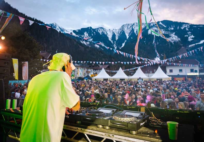 Street Party bij de Snowbombing Mayrhofen © Snowbombing