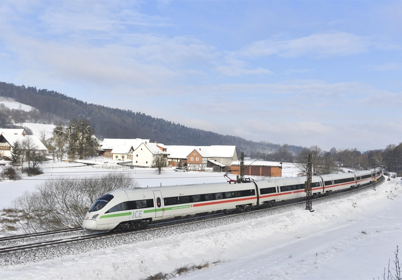 ICE in de sneeuw © Deutsche Bahn / Oliver Lang