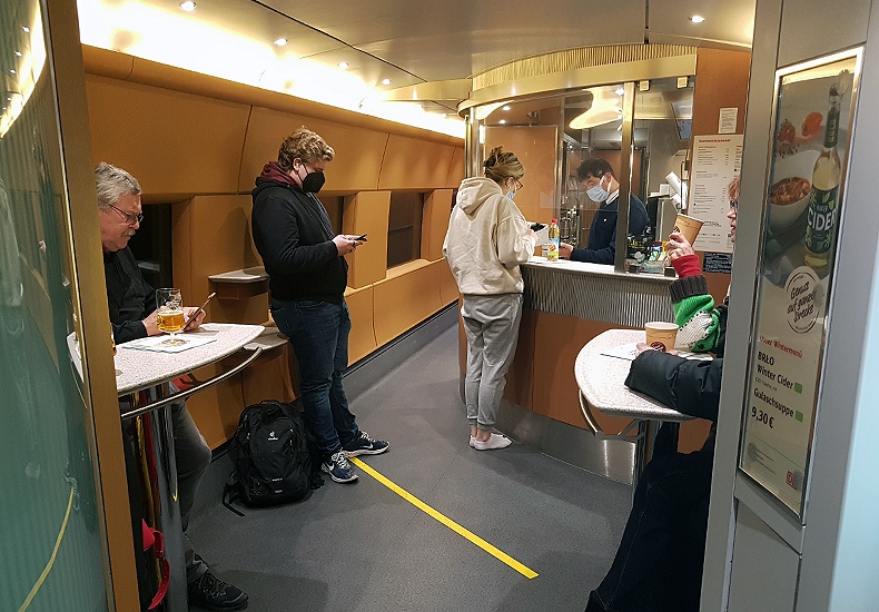 Consumpties en maaltijden kun je in de ICE in het barrijtuig bestellen. In de eersteklas word je ook bij je stoel bediend. De mondkapjesplicht in Duitse treinen is inmiddels afgeschaft. © Nico van Dijk / Skigebiedengids.nl