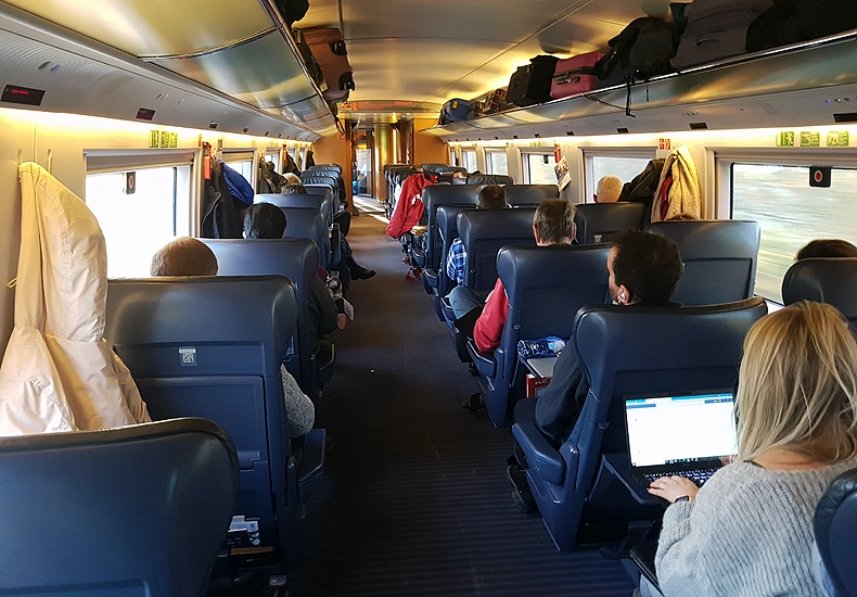 In de eerste klas van de ICE heb je een zee van ruimte. Ook is er plaats genoeg voor je bagage. © Nico van Dijk / Skigebiedengids.nl