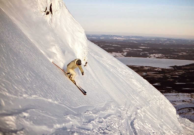 Ga poedersneeuw skiën in Zweden! © Henrik Trygg/Imagebank Sweden.