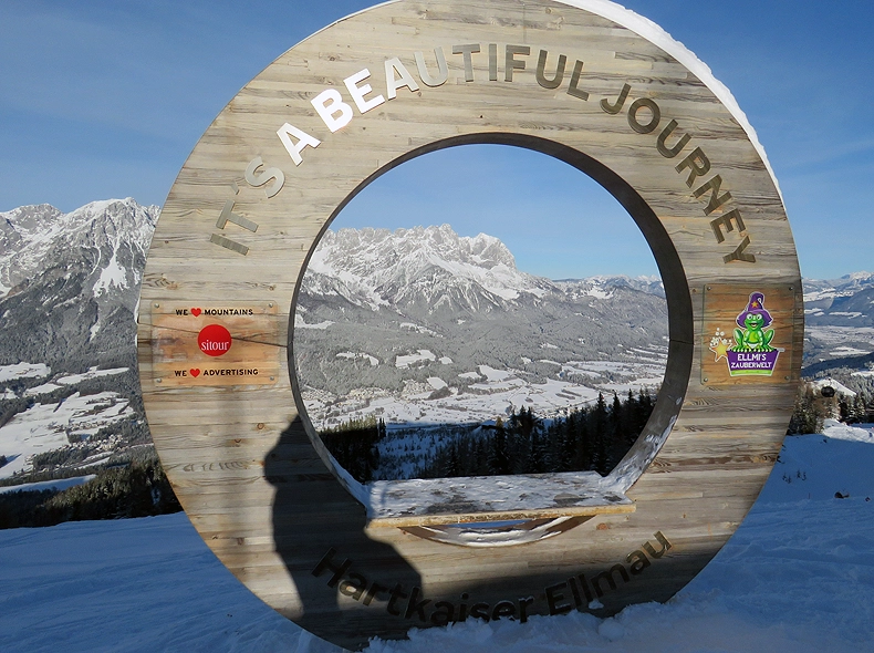 Ellmi's Zauberwelt op de Hartkaiserbahn biedt een mooi doorkijkje naar de toppen van de Wilder Kaiser. In de zomer ligt hier een speeltuin. © Skigebiedengids.nl