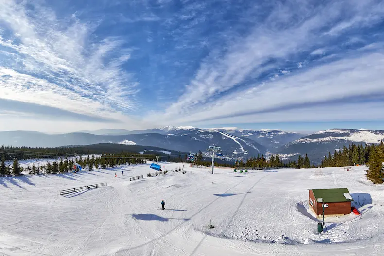 Ga lekker op wintersport met kinderen in Tsjechië, bijvoorbeeld in het gebied van Svatý Petr in Spindleruv Mlýn in het Reuzengebergte. © Krkonose.eu / Visit Czechia