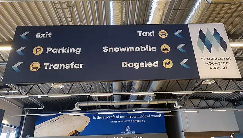 Scandinavian Mountains Airport in Sälen is het enige vliegveld in Zweden waar een transfer naar je hotel met een huskyslee wordt aangeboden. © Nico van Dijk / Skigebiedengids.nl