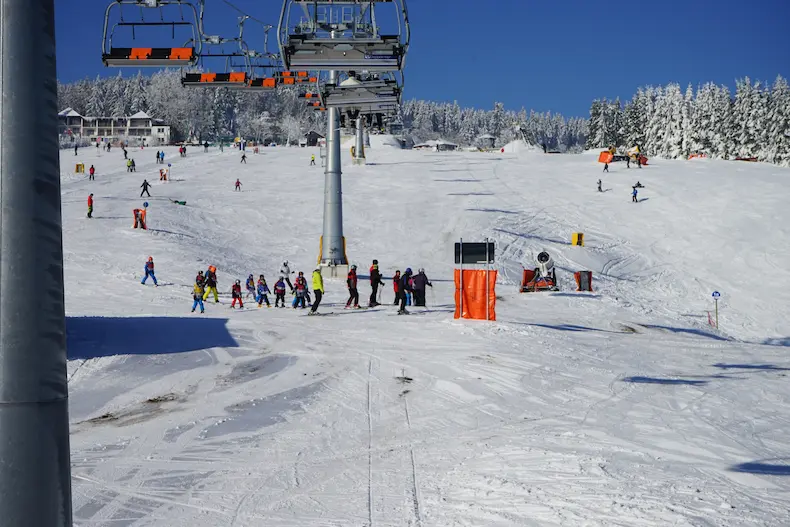 Postwiesen Skidorf Neuastenberg is een kleiner skigebied vlakbij de Skiliftkarussell Winterberg in het Sauerland. © Wintersportarena Sauerland.