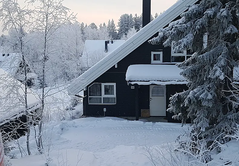 Veel chalets en vakantiehuizen in Trysil liggen verscholen tussen de bomen, maar vrijwel altijd in de buurt van een piste © Nico van Dijk / Skigebiedengids.nl