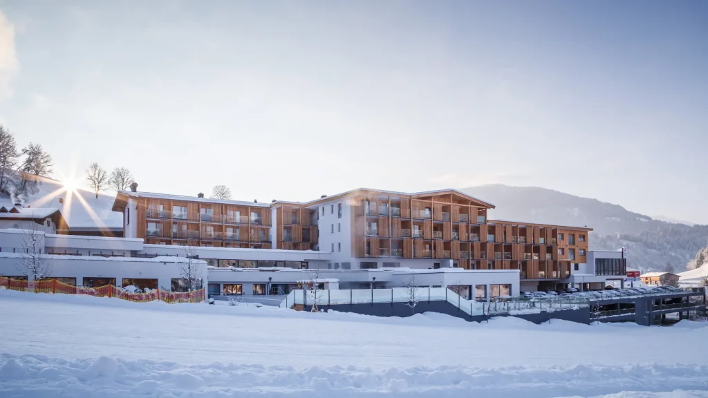 Das Hohe Salve Sportresort is een ski in - ski out hotel in Hopfgarten in de Skiwelt Wilder Kaiser-Brixental. © Lukas Rubisoier / Das Hohe Salve Sportresort