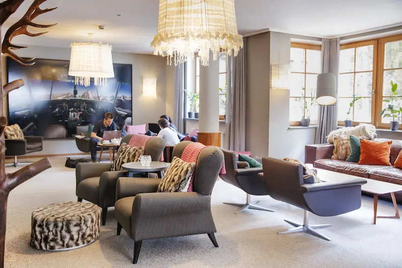 De gezellige lounge van het Valluga Hotel fungeert als ontmoetingspunt voor de gasten. © Johanna Gunnberg / Valluga Hotel