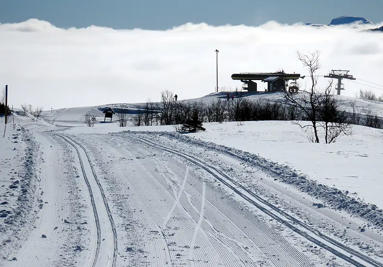 Ga in Beitostolen gerust met je langlaufski's aan in de skilift, de 'skiheiser' om bij de langlaufloipes bij de Bitihorn te komen. © Nico van Dijk / Skigebiedengids.nl