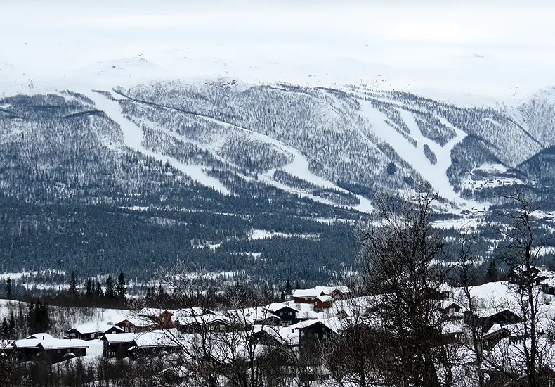 Skigebied Beitostolen bestaat uit twee delen: het skigebied bij Beitostolen zelf en de skipistes bij Raudalen. © Nico van Dijk / Skigebiedengids.nl