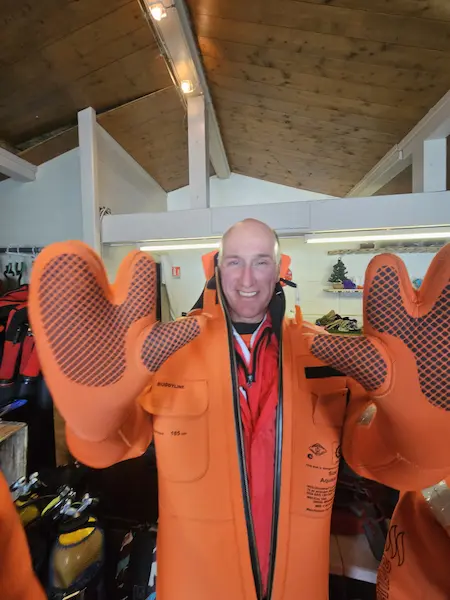 Voor het icefloaten in Tignes krijg je een survivalpak aan. © Skigebiedengids.nl