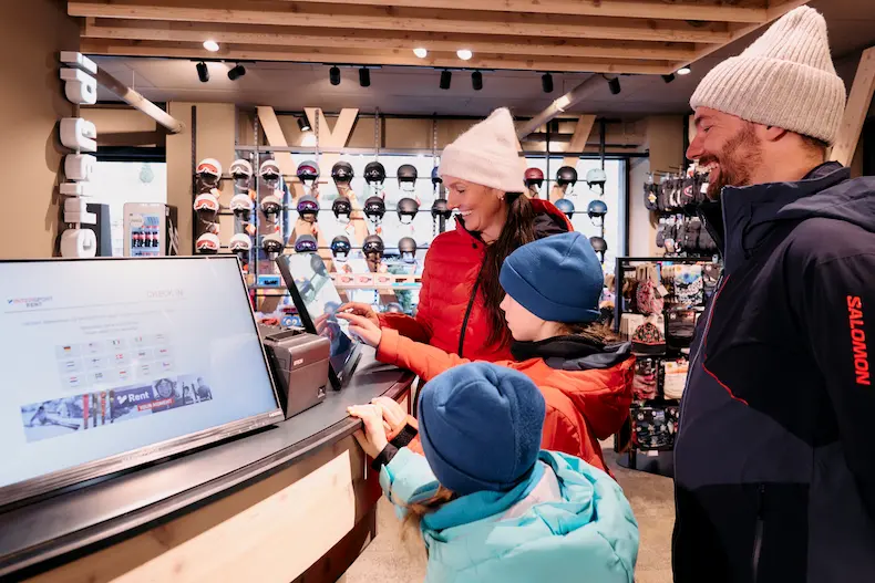 Ski's of snowboards huren? Dan moet je bij de skiverhuurbedrijven eerst even je persoonlijke gegevens zoals lengte, gewicht en skiervaring invullen. Daarna word je geholpen. Als je online gereserveerd hebt, kun je deze stap overslaan. © Intersport