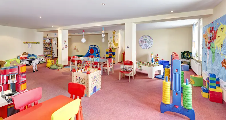Kinderen spelen onder professionele begeleiding lekker in de kinderopvang van het hotel. Oudere jeugd kan zich uitleven in de tennishal, op het basketbalveld of poolen en tafeltennissen. © Hotel Zürserhof.