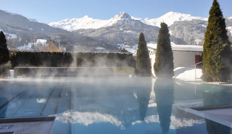 Impuls Hotel Tirol heeft de grootste privé-wellness van Gastein met prachtige panoramathermen. © Impuls Hotel Tirol
