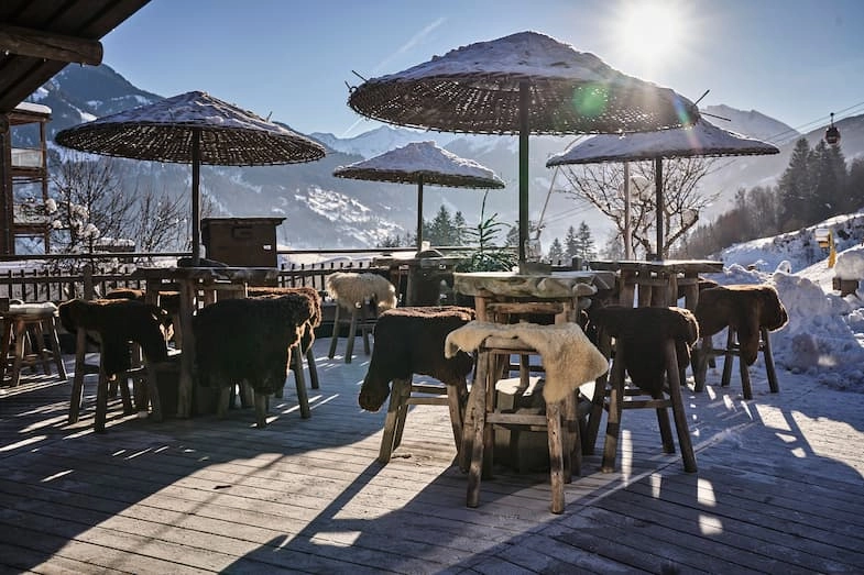 Lekker nagenieten van een dag op de piste kan op het terras van de Feuer.Bar © Das.Goldberg