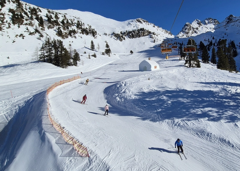 Overal in skigebied Schladming zijn funpistes, snelheidspistes, funparks of videopistes te vinden zoals de lange funslope bij de Alm 6-er-stoeltjeslift. © Nico van Dijk / Skigebiedengids.nl