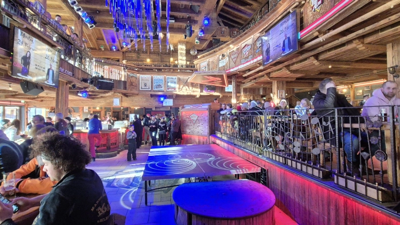 Hohenhaus Tenne aan de voet van het Planai-stadion in Schladming is een van de grootste après-ski bars in Oostenrijk. © Nico van Dijk / Skigebiedengids.nl