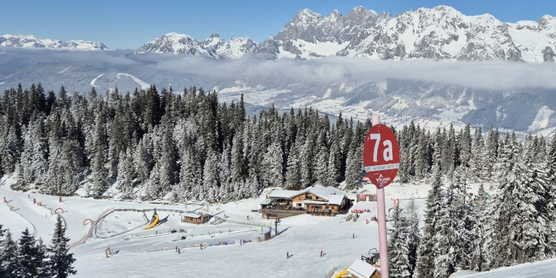 Hopsiland is het hooggelegen kinderland in Schladming. Het ligt mooi beschut tussen de bomen, waardoor kinderen en beginners geen last hebben van snelle skiërs. Om in het Hopsiland te komen, moet je vanaf het bergstation van de Planai-gondel een stukje lopen en dan een tandradbaan nemen. © Nico van Dijk / Skigebiedengids.nl