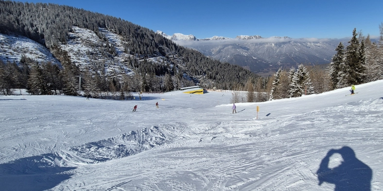 Piste 10, de rode Mitterhausabfahrt is een heerlijk lange piste en vormt een van de verbindingspistes richting de Hauser Kaibling. © Nico van Dijk / Skigebiedengids.nl
