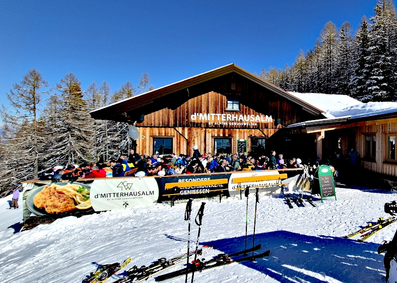 Skigebied Schladming is een gezellig skigebied. Overal langs de pistes zijn pistenrestaurants te vinden. © Nico van Dijk / Skigebiedengids.nl