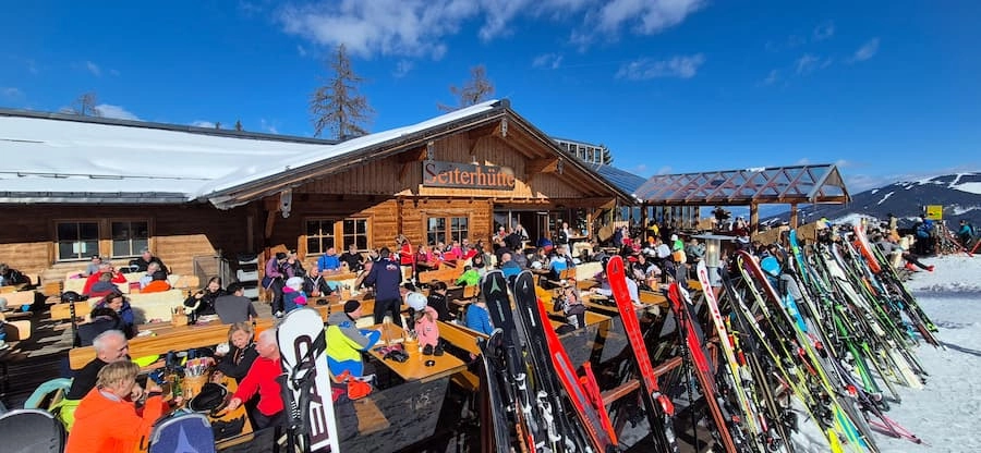 De après-ski in Rohrmoos speelt zich vooral af rond het dalstation van de Gipfelbahn Hochwurzen. © Skigebiedengids.nl
