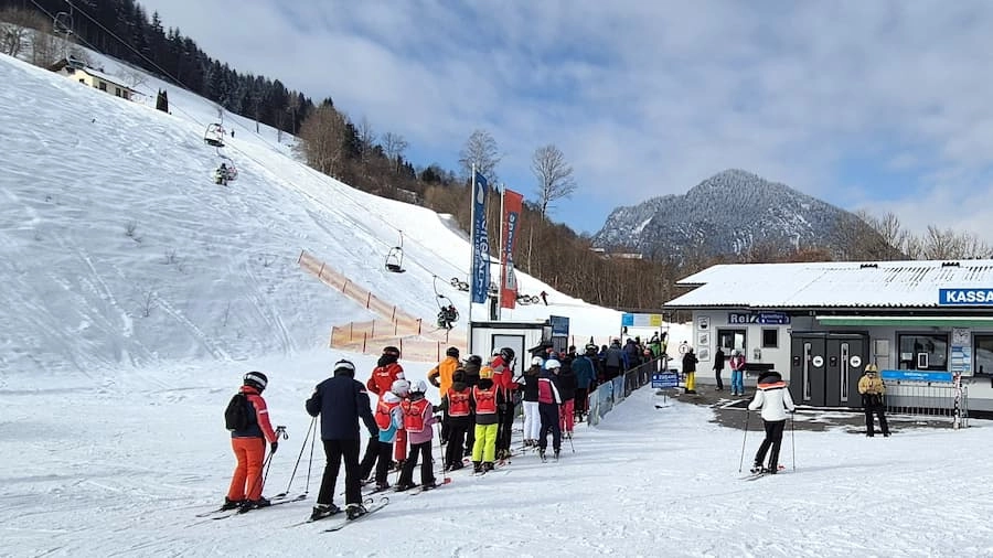 Deze 2-persoons stoeltjeslift in het dal bij Pichl vormt een van de twee dalliften op de Reiteralm. © Skigebiedengids.nl