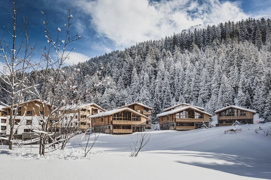 Vanuit de fraaie appartementen van Landal Lenzerheide heb je uitzicht op de besneeuwde bossen. © Landal
