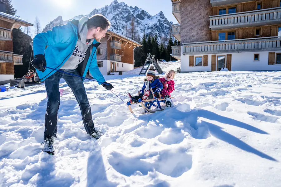 Landal Hochmontafon in Gargellen ligt direct aan de piste. Op het park is veel plek om in de sneeuw te spelen en te sleeën. © Landal