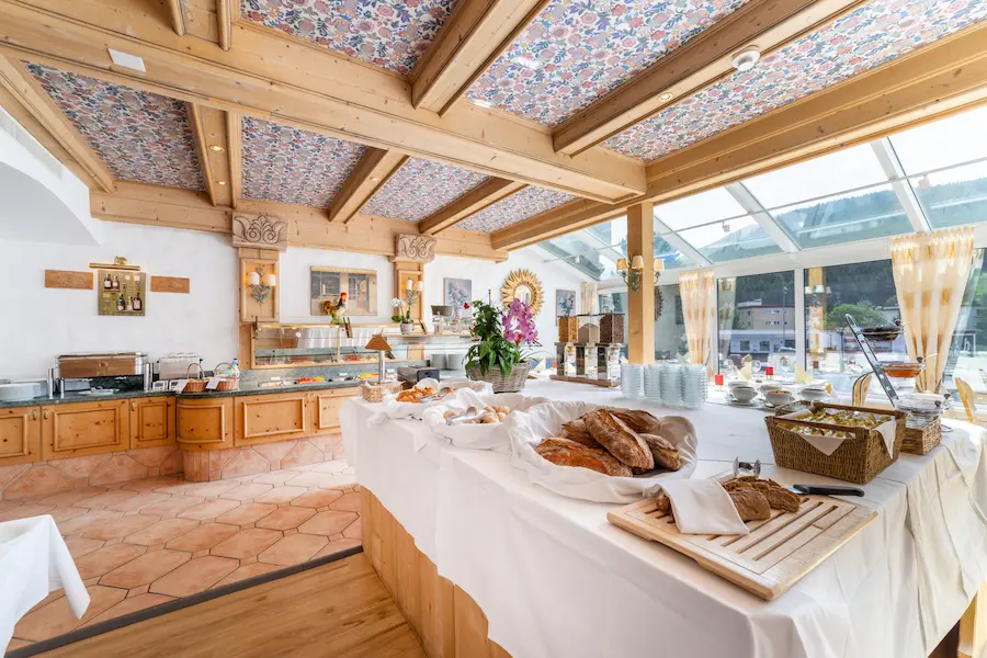 Gasten kunnen genieten van een uitgebreid ontbijtbuffet. © Turmhotel Victoria