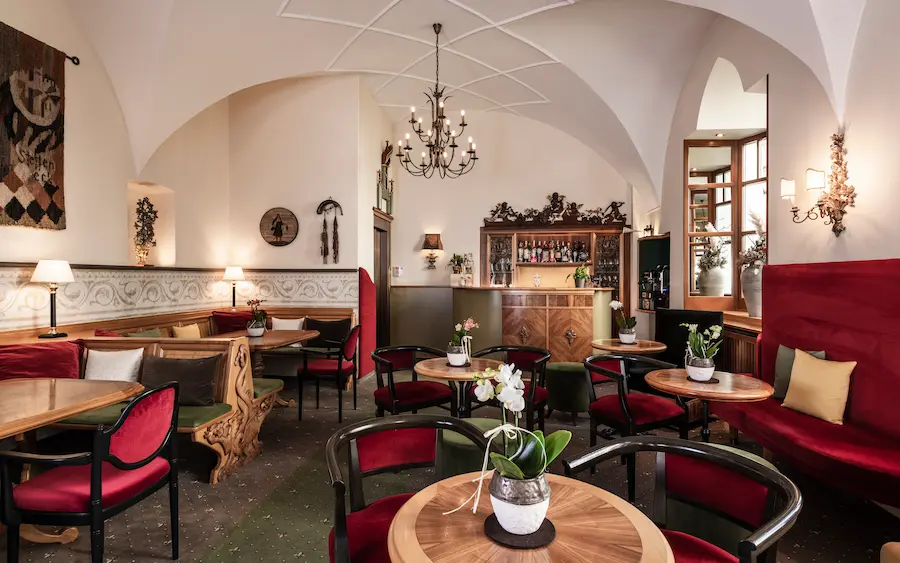 De bar van het Classic Hotel Stetteneck in Ortisei ademt nog helemaal de sfeer van vroeger. © Hotel Stetteneck / Hannes Niederkofler