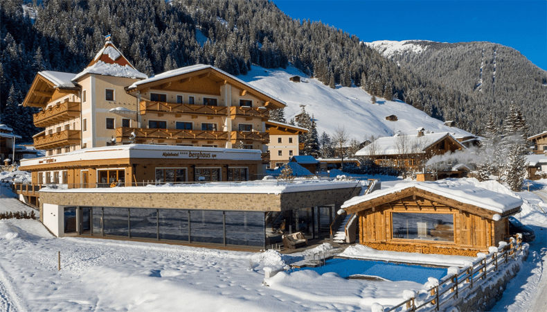 Het 4 * Alpinhotel Berghaus heeft een nieuw binnenzwembad, een schitterende wellness, een fitnessruimte en een aantal nieuwe lifestyle-suites. © Alpinhotel Berghaus