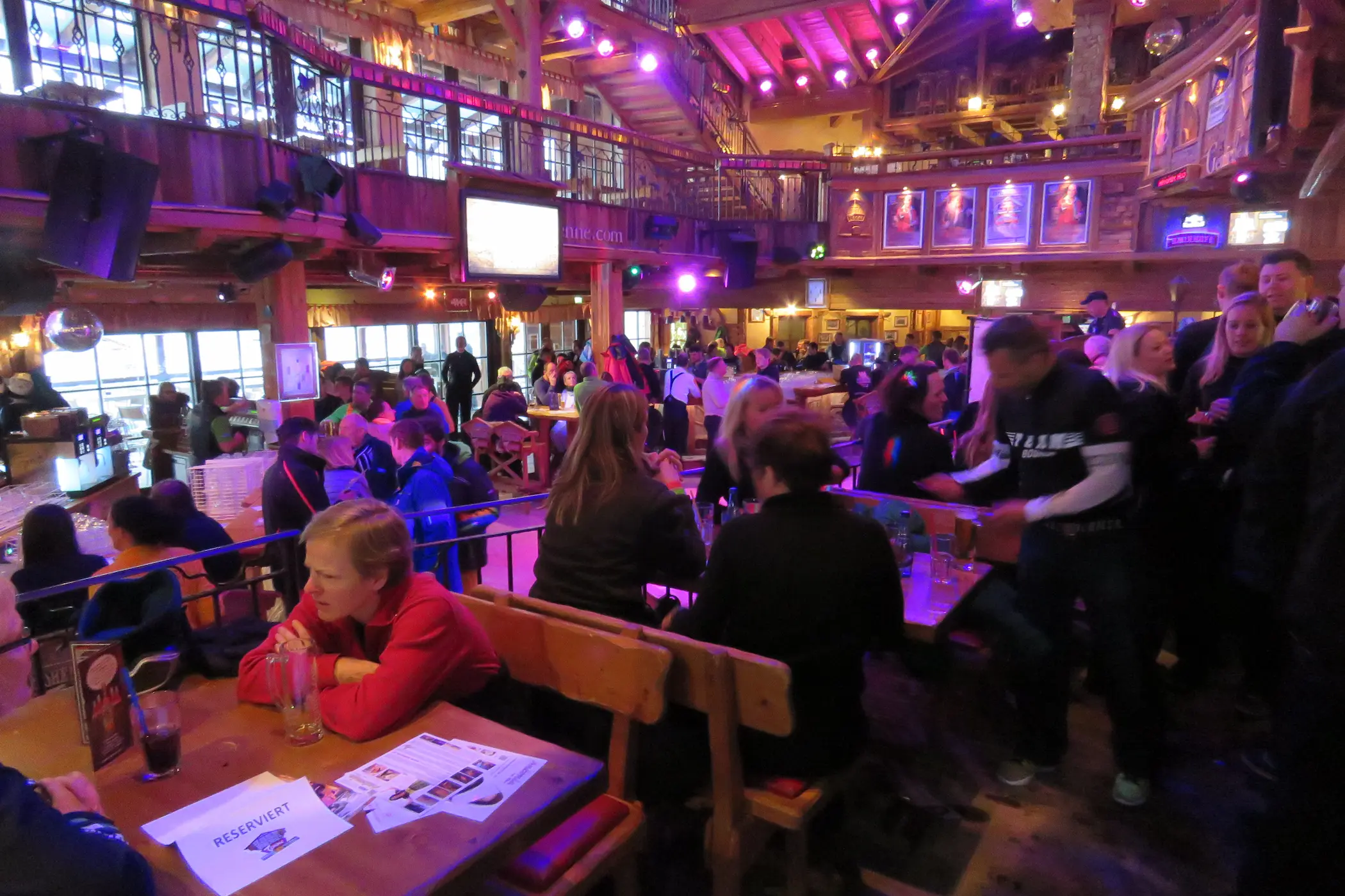 Après-skibar de Tenne in Schladming is een van de grootste après-skibars in Oostenrijk. © SkigebiedenGids.nl