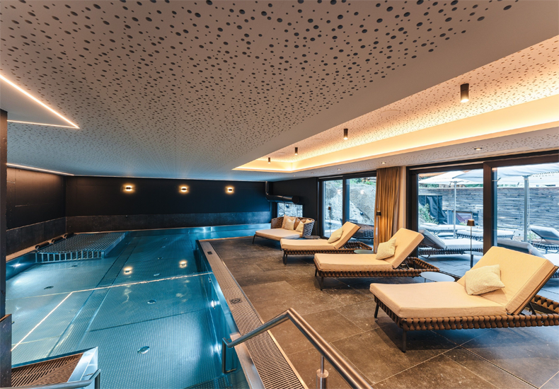 Hotel Arpuria beschikt over een royale wellnesszone met onder meer een panoramazwembad en een buitenbad. © Hotel Arpuria